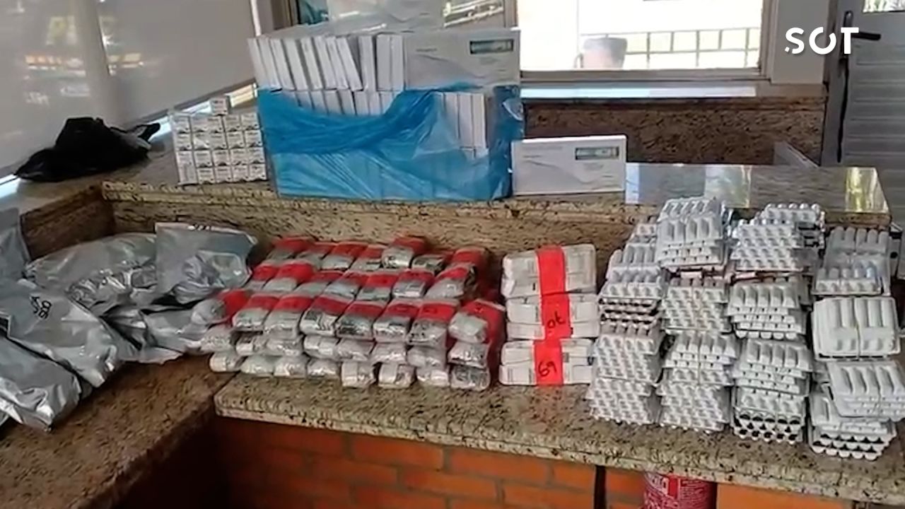 Van com família é parada na BR-277 e PRF encontra anabolizantes e remédios irregulares vindos do Paraguai