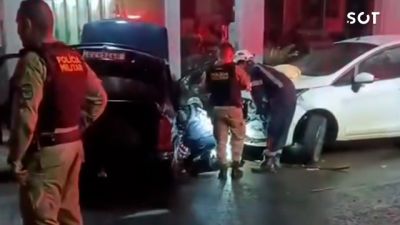 Imagem referente a notícia: Jovem morre após violenta colisão entre carros no centro de Nova Aurora