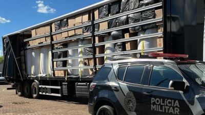 Imagem referente a notícia: Caminhão na BR-369 levava carga milionária de cigarros do Paraguai e acaba interceptado no Paraná