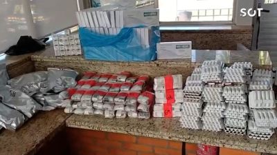 Imagem referente a notícia: Van com família é parada na BR-277 e PRF encontra anabolizantes e remédios irregulares vindos do Paraguai