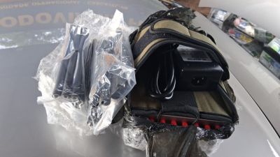 Imagem referente a notícia: Carga clandestina na estrada: PRF encontra remédios estrangeiros e bloqueador de sinal escondidos em carro na BR-277