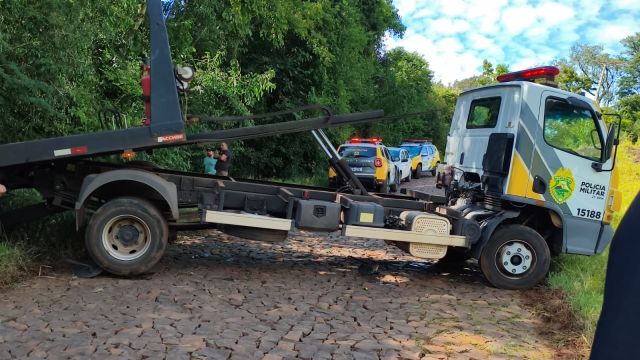 Imagem referente a notícia: Capotamento em estrada rural revela carga de drogas e envolve adolescente no Sudoeste do Paraná