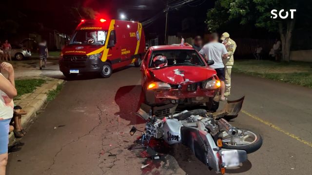 Impacto violento: moto é arremessada após batida frontal e homem fica ferido no Jardim Novo Milênio em Cascavel