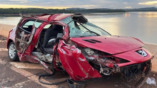 Adolescente perde controle de carro e Peugeot 206 bate em ponte da PR-317, deixando três feridos