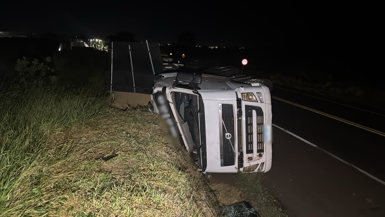 Caminhão carregado com farelo de milho tomba na BR-369, em Cascavel