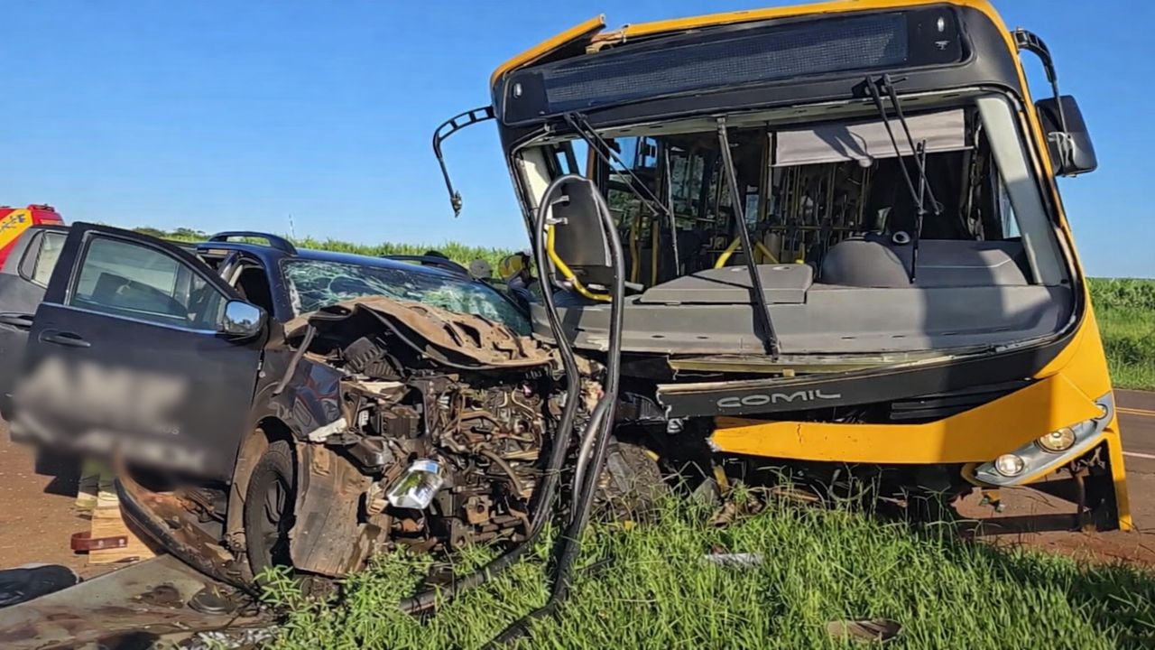 Colisão violenta entre ônibus e caminhonete deixa seis feridos graves na BR-272 em Campo Mourão e mobiliza aeromédico