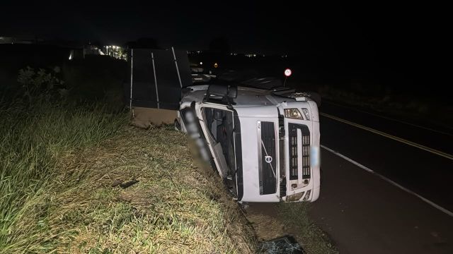 Imagem referente a notícia: Caminhão carregado com farelo de milho tomba na BR-369, em Cascavel