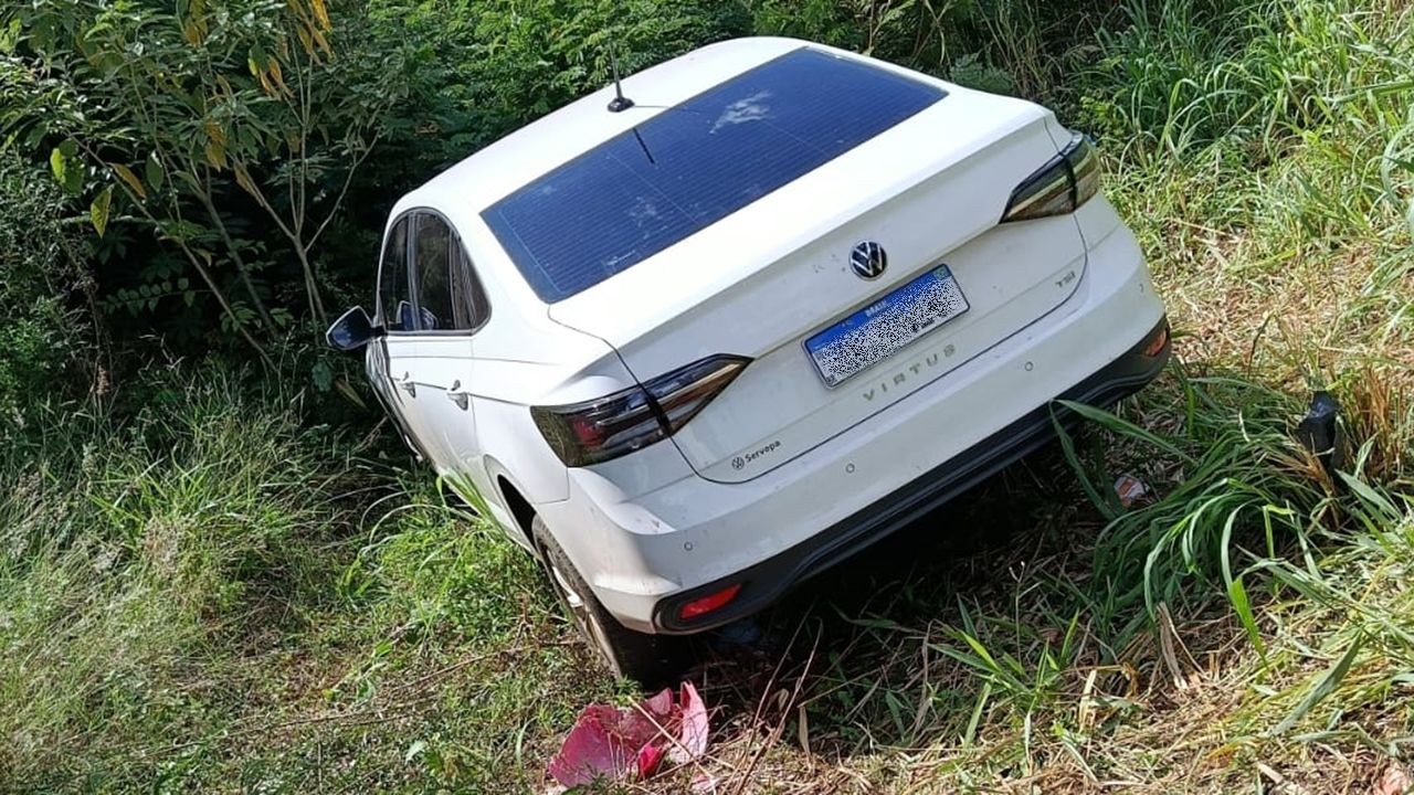 Carro oficial furtado em Sabáudia é encontrado abandonado em Cascavel