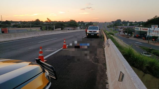 Imagem referente a notícia: Pedestre morre atropelado e motorista foge sem prestar socorro na BR-376 em Paranavaí