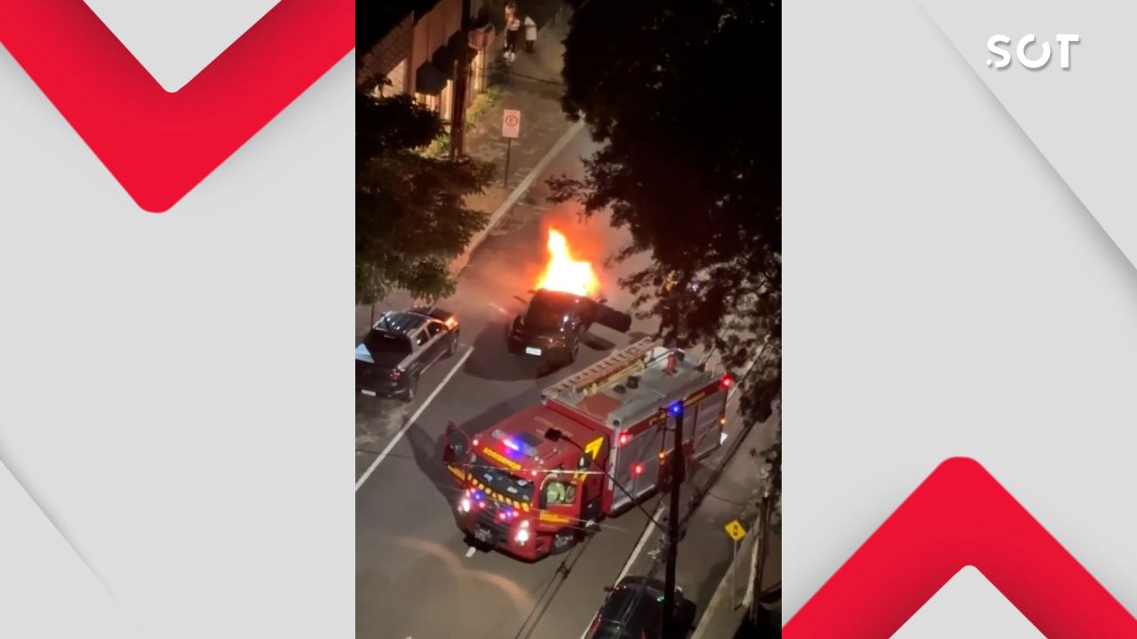 Camaro pega fogo no centro de Cascavel e mobiliza bombeiros