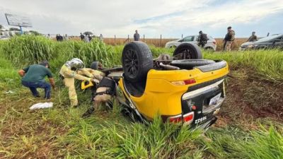 Imagem referente a notícia: Policial morre após viatura da PM aquaplanar e capotar na PR-323, no norte do Paraná