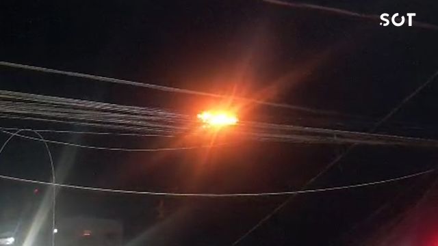 Imagem referente a notícia: Incêndio em fiação assusta Centro de Cascavel e mobiliza bombeiros após fios queimarem por horas