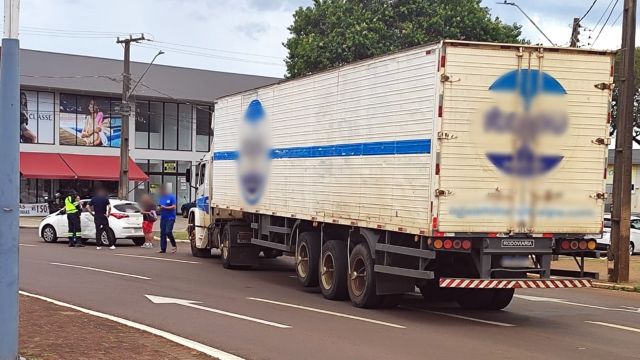Caminhão e carro batem na rotatória da Praça da Bíblia e causam lentidão no trânsito de Cascavel
