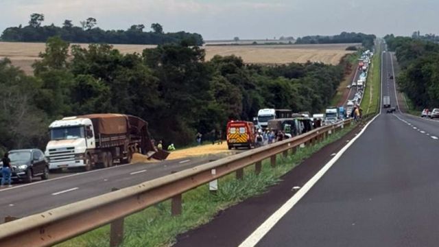 Imagem referente a notícia: Colisão entre ônibus e carreta espalha soja, fere passageiros e bloqueia a BR-277 no Oeste do Paraná