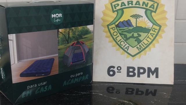 Imagem referente a notícia: Homem é preso após tentar furtar colchão inflável em loja no Centro e é flagrado por cliente atento