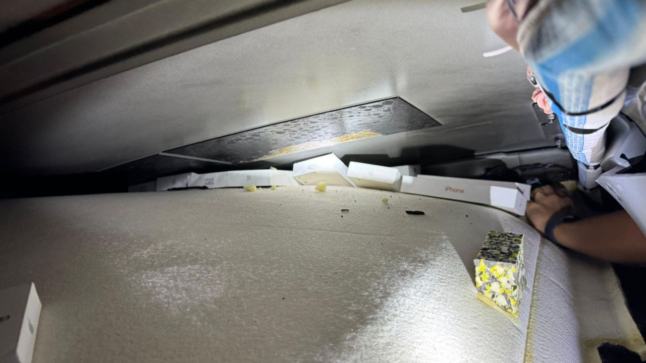 Carga milionária escondida: Receita flagra quase 100 iPhones camuflados em carro alugado no Paraná