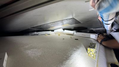 Imagem referente a notícia: Carga milionária escondida: Receita flagra quase 100 iPhones camuflados em carro alugado no Paraná