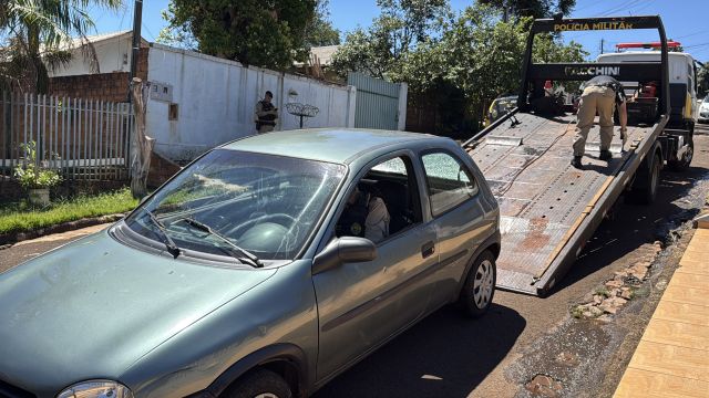 Imagem referente a notícia: Corsa usado na fuga de suspeito de feminicídio é localizado pela PM em Cascavel