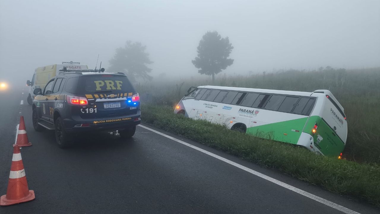 Ônibus da Saúde de Prudentópolis com 20 passageiros tomba na BR-277 e deixa feridos