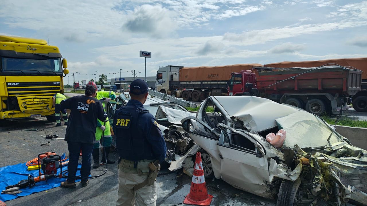Batida violenta na BR-116 deixa homem gravemente ferido e aciona resgate aéreo no Paraná