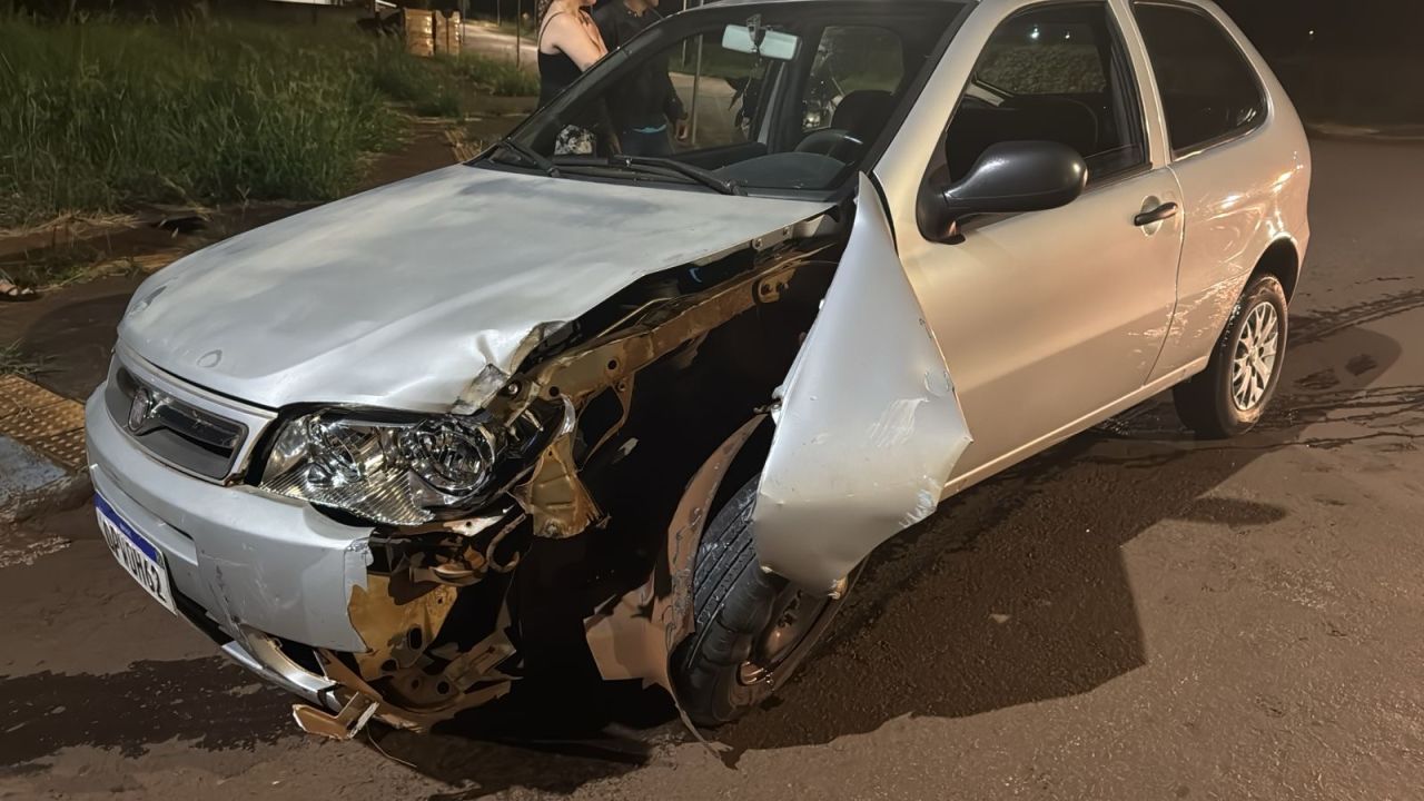 Palio fica destruído após atropelar lixeira e capotar no Bairro Morumbi, em Cascavel
