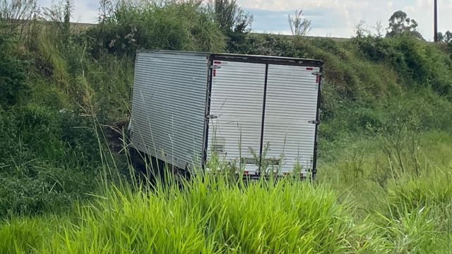 Imagem referente a notícia: Batida entre caminhões na BR-369 deixa motorista ferido durante a madrugada em Cascavel