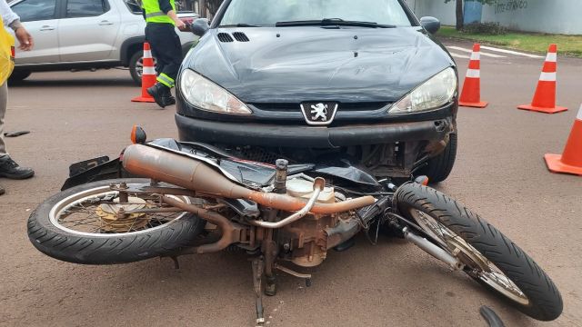 Imagem referente a notícia: Motociclista escapa ileso após colisão com carro no bairro Parque São Paulo, em Cascavel