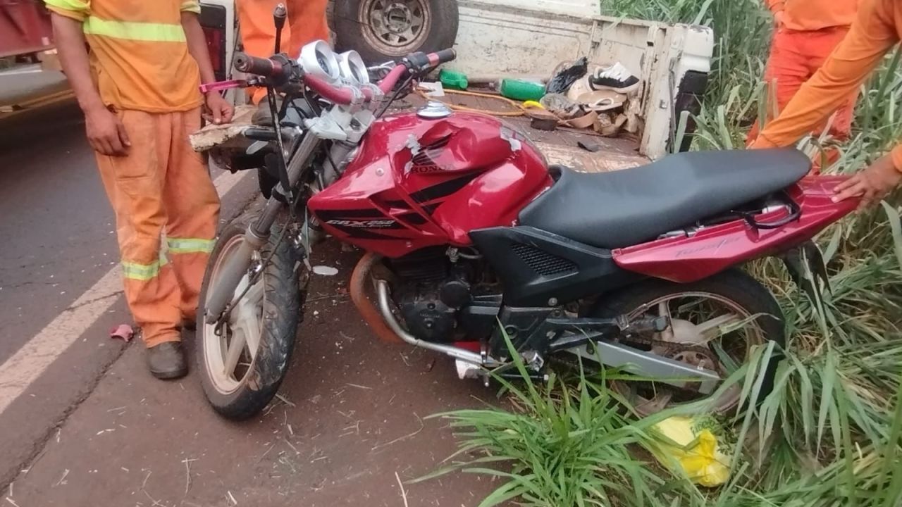 Jovem de 19 anos morre após moto atingir caminhonete parada na PR-495, em Pato Bragado