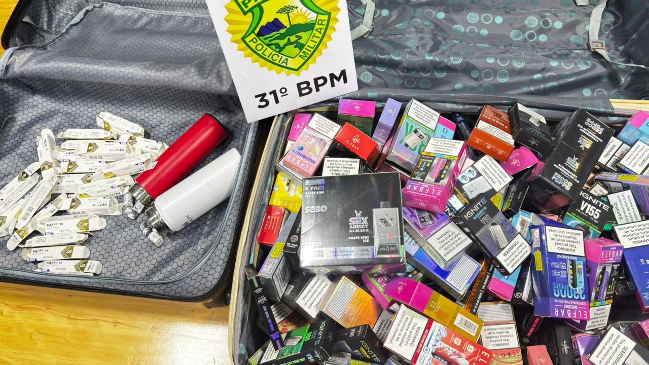 Denúncia em ônibus leva PM a apreender medicamentos estrangeiros e cigarros eletrônicos na BR-369