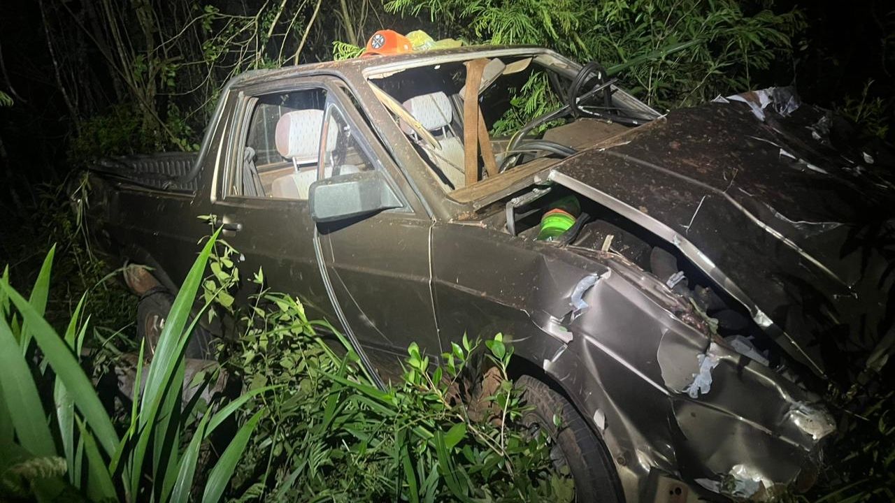 Carro furtado foge da polícia e se envolve em acidente na PR-486 em Tupassi