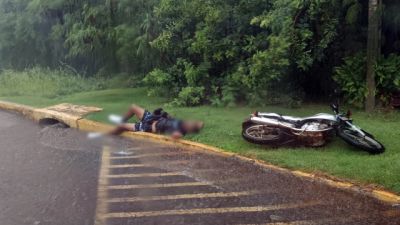 Imagem referente a notícia: Motociclista foge da polícia, cai durante perseguição e revela uso de tornozeleira em Cascavel