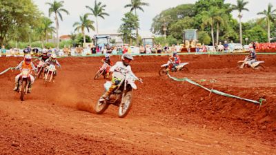 Imagem referente a notícia: Itaipulândia vira capital do velocross e reúne mais de 200 pilotos em etapa decisiva do Paranaense