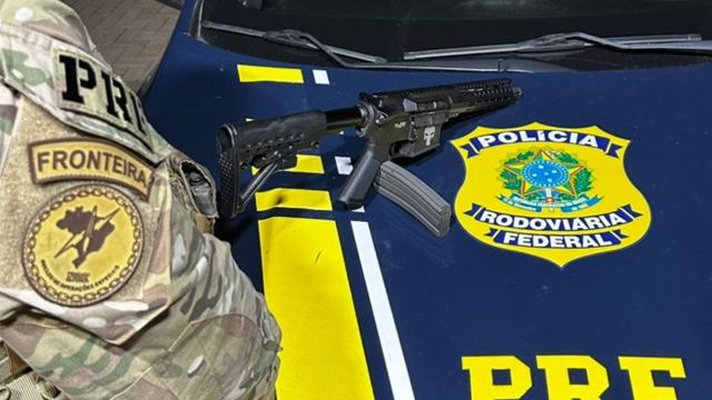Imagem referente a notícia: PRF apreende fuzil e prende motorista na BR-277, em Santa Teresa do Oeste