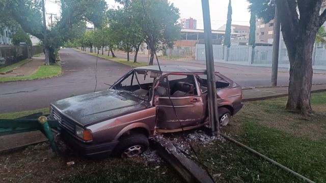 Imagem referente a notícia: Motorista foge após bater carro em poste e abandona veículo no Bairro Tropical em Cascavel
