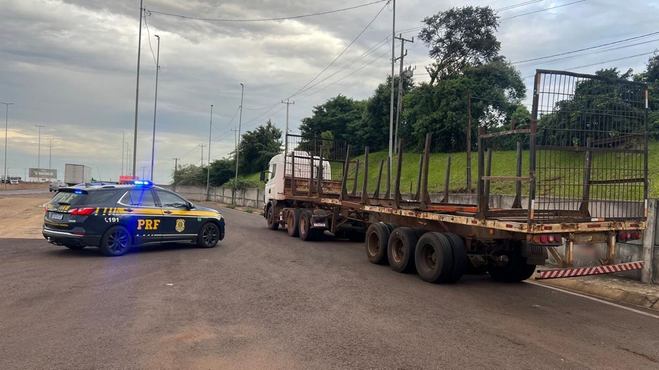 Imagem referente a notícia: Caminhão em estado crítico é retirado de circulação pela PRF e acende alerta sobre riscos nas rodovias federais