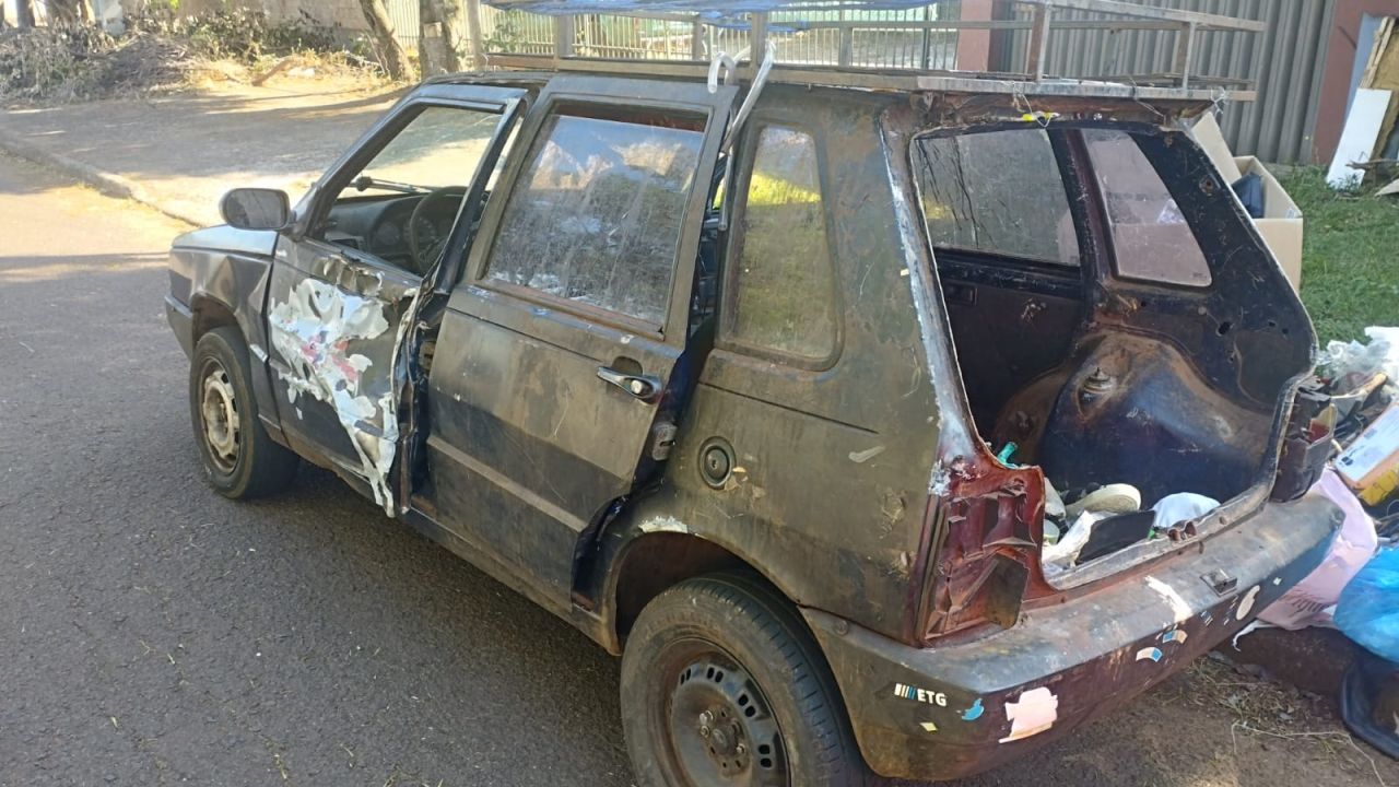 Fiat Uno em péssimo estado é retirado das ruas após fiscalização no bairro Paulo Godoy