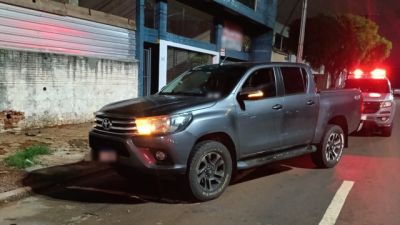 Imagem referente a notícia: Motorista é preso após dormir bêbado ao volante no meio da Avenida Barão do Rio Branco no Bairro São Cristóvão