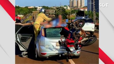 Imagem referente a notícia: Moto fica presa em carro, casal se fere gravemente na PR-445, no norte do Paraná
