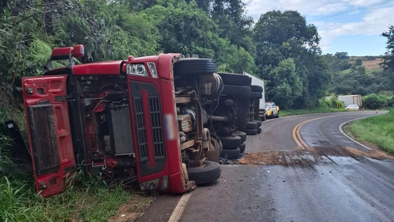 Caminhão tomba na PR-473 e interdita margem da rodovia em Espigão Alto do Iguaçu