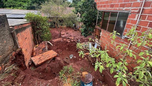 Imagem referente a notícia: Casas são interditadas no Bairro Santa Clara IV em Toledo; Defesa Civil presta atendimento