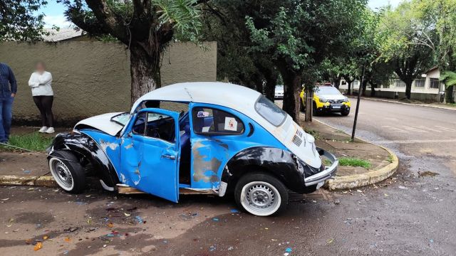 Égua da Polícia Militar foge de treinamento e é atingida por Fusca no Centro de Cascavel