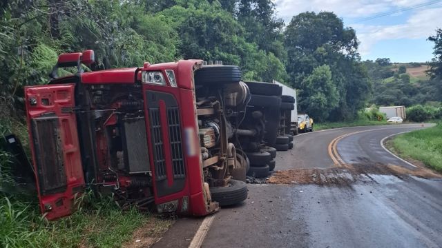 Imagem referente a notícia: Caminhão tomba na PR-473 e interdita margem da rodovia em Espigão Alto do Iguaçu