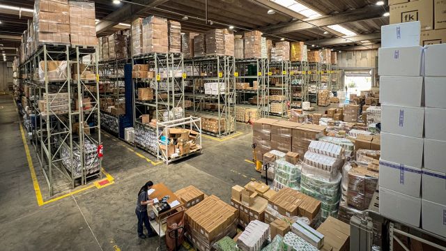 Imagem referente a notícia: Governo do Paraná já distribuiu mais de 6 milhões de insumos em 2026 para as 22 Regionais de Saúde