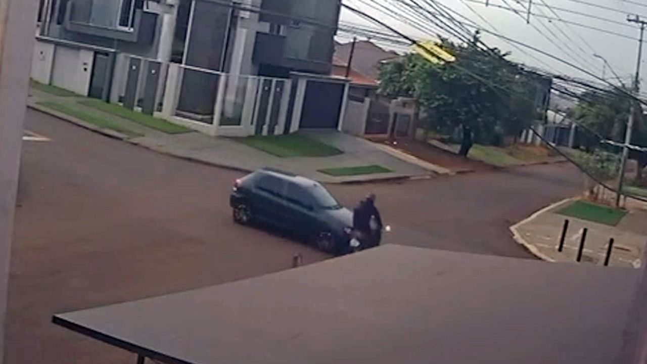 Forte colisão entre Palio e Biz deixa motociclista ferido no bairro Neva, em Cascavel