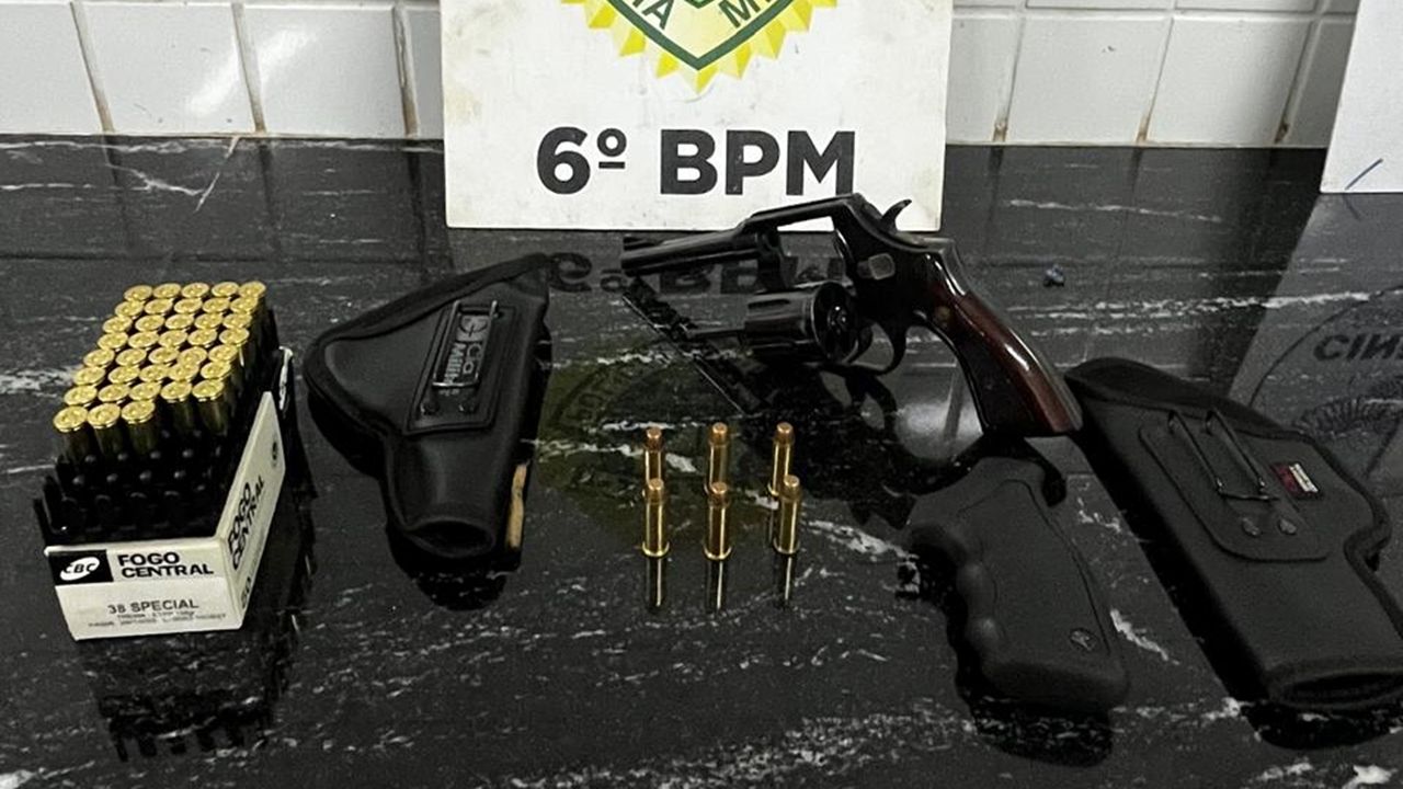 Homem é preso após ameaçar policial da reserva com arma no trânsito; Choque apreende revólver e 44 munições