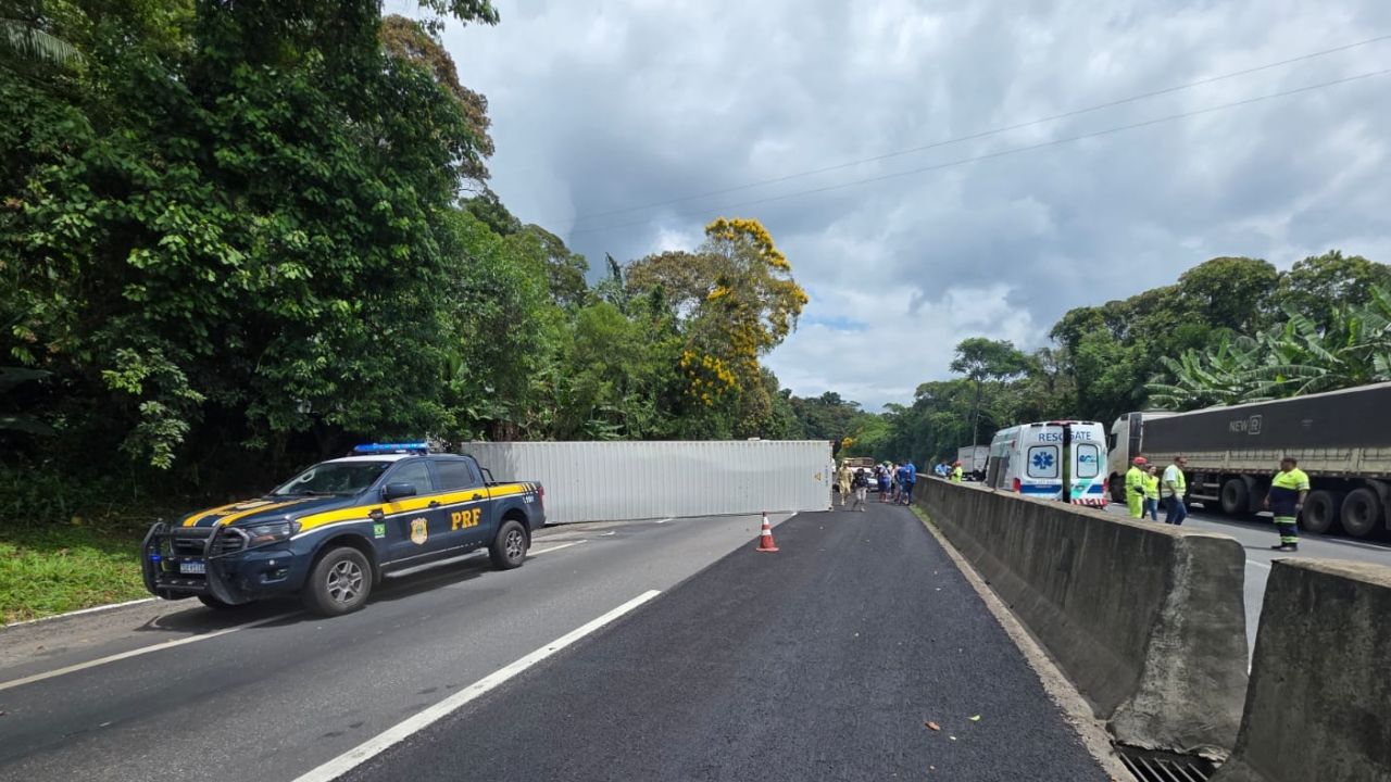 Colisão entre carretas em obra na BR-277 termina com atropelamento e vítima grave em Paranaguá