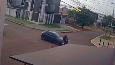 Imagem referente a notícia: Forte colisão entre Palio e Biz deixa motociclista ferido no bairro Neva, em Cascavel