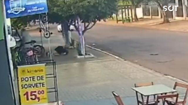 Imagem referente a notícia: Câmera registra assassinato a tiros em comércio de Cascavel e polícia caça suspeito identificado