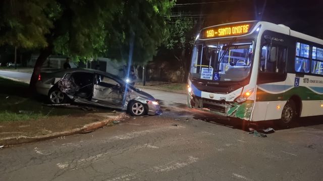 Batida entre ônibus e Honda Civic deixa motorista ferido e carro recolhido no Bairro Santo Onofre, em Cascavel