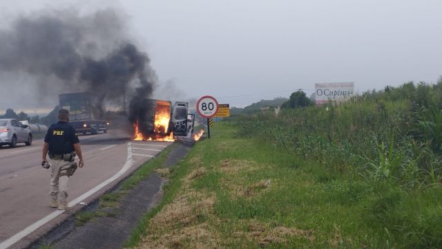 Imagem referente a notícia: Van pega fogo após passar o pedágio de São Luiz do Purunã na BR-277 em Balsa Nova